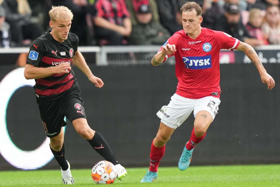 Gustav Isaksen (FCM 11) mod Lukas Engel (SIF 29) under superligakampen mellem FC Midtjylland og Silkeborg IF