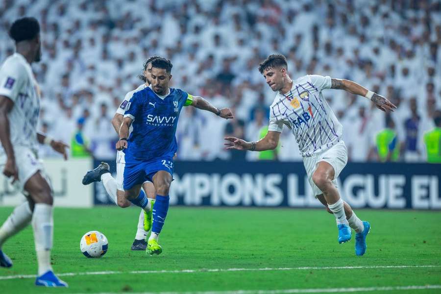 Al Dawsari, perante Fábio Cardoso, assinou um hat trick pelo Al Hilal