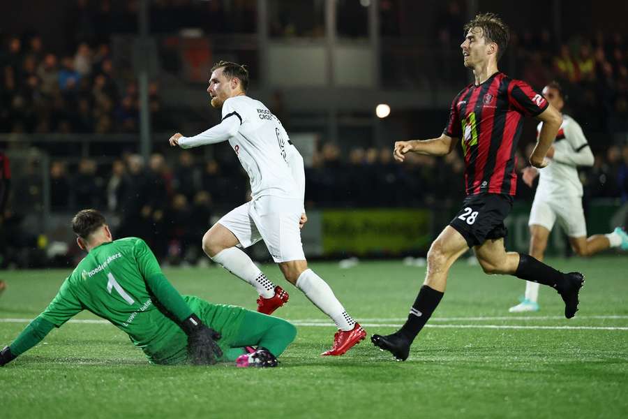 Luuk Vogels in actie tijdens de KNVB Beker wedstrijd tegen Almere City op 31 oktober 2023