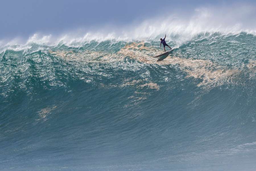 Surfista havaiano Mark Healy durante a competição este domingo