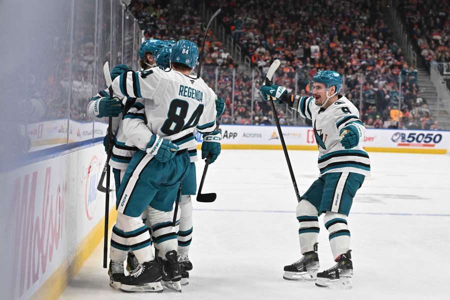 Regenda oslavuje gól do siete Edmontonu.