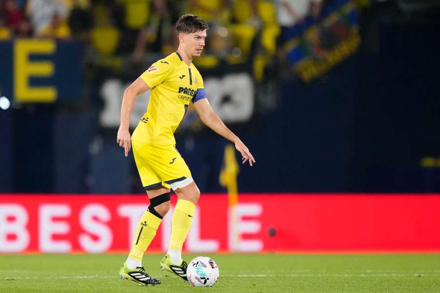 Foyth conduce el balón