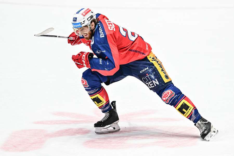 Kapitán Pardubic Lukáš Sedlák při zápase s Třincem.