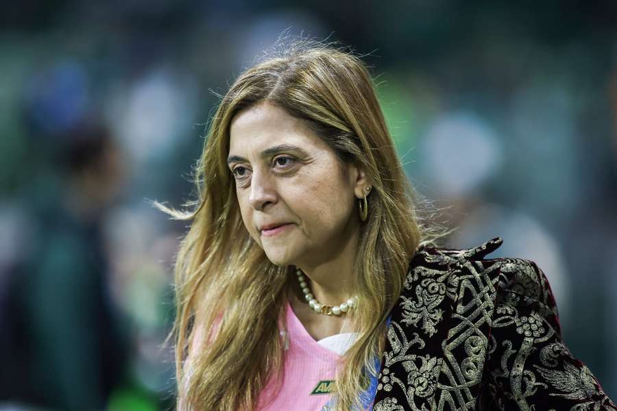 Leila Pereira no gramado do Allianz Parque nesta quinta-feira (19)