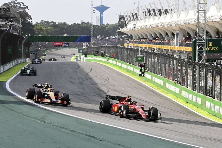 El GP de Brasil de 2022 con el duelo entre Norris y Sainz.