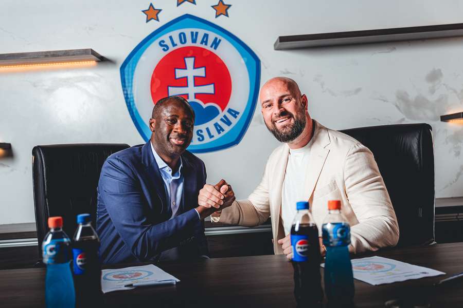 Yaya Touré s generálním ředitelem Slovanu Ivanem Kmotríkem ml. po podpisu smlouvy Yaya Touré s generálním ředitelem Slovanu Ivanem Kmotríkem ml. po podpisu smlouvy