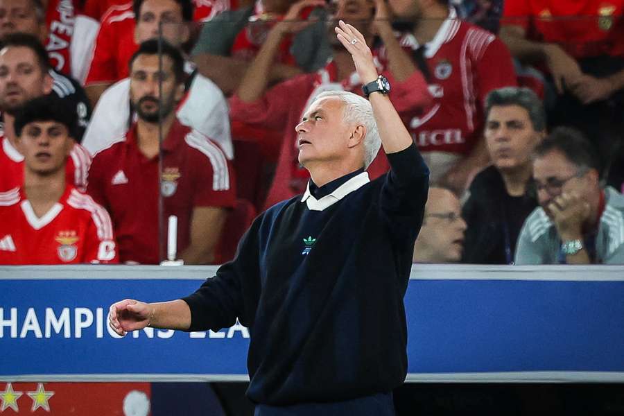 Mourinho foi despedido após derrota com o Benfica Mourinho foi despedido após derrota com o Benfica