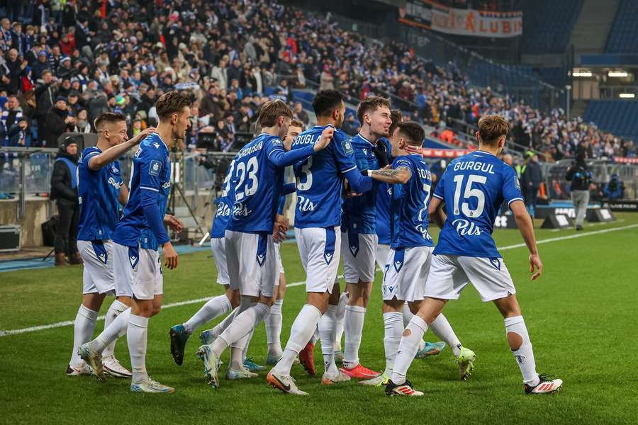 Patrik Walemark odbiera gratulacje za gola