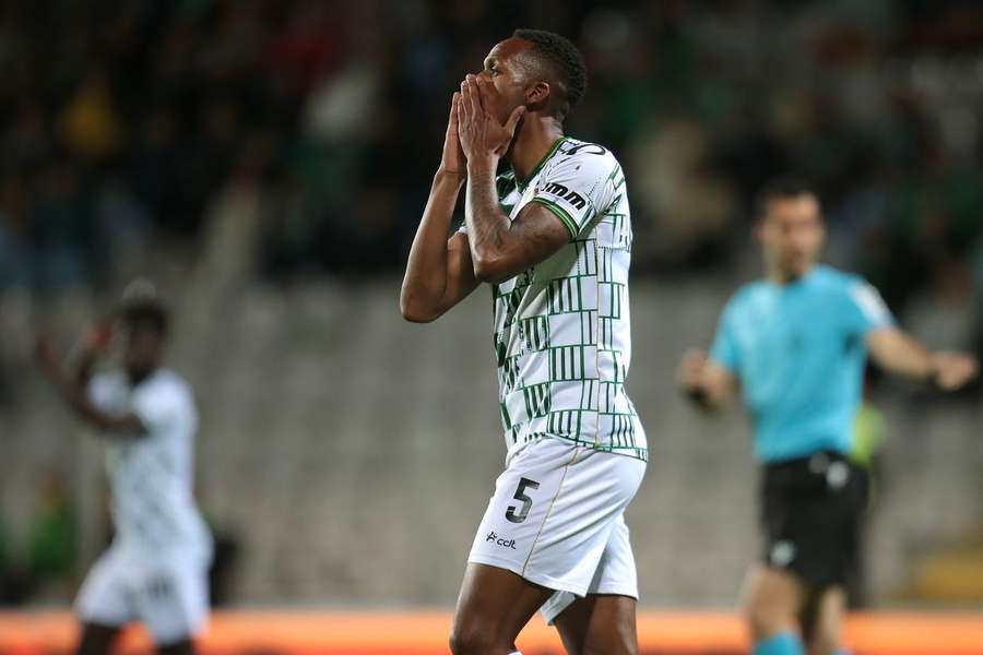Sidnei Tavares, médio do Moreirense