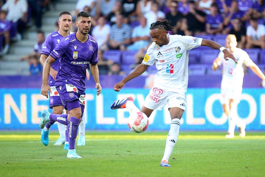 ADMIRAL Bundesliga: Aleksandar Dragović von Austria Wien und Thierno Ballo vom Wolfsberger AC.