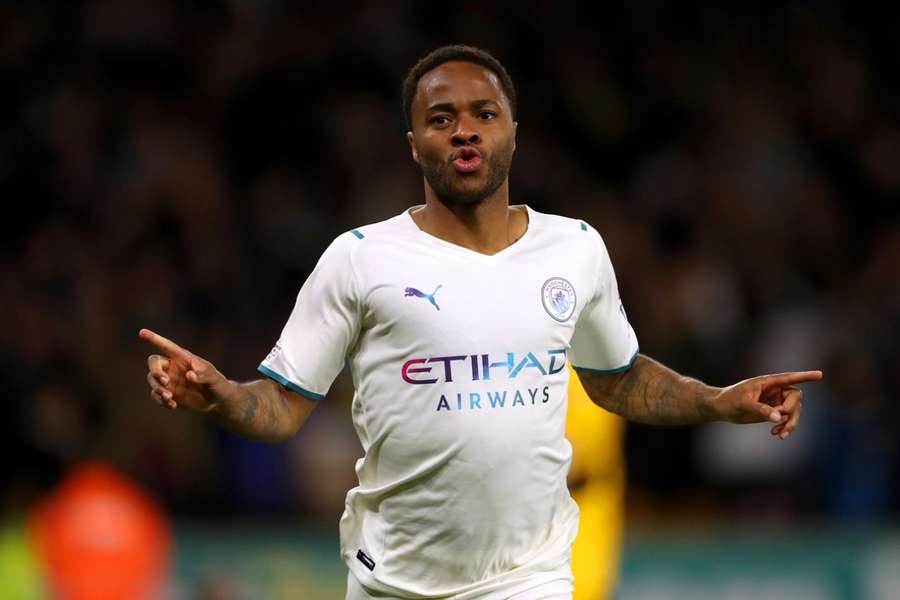 Sterling v nové sezoně bude oblékat dres Chelsea.