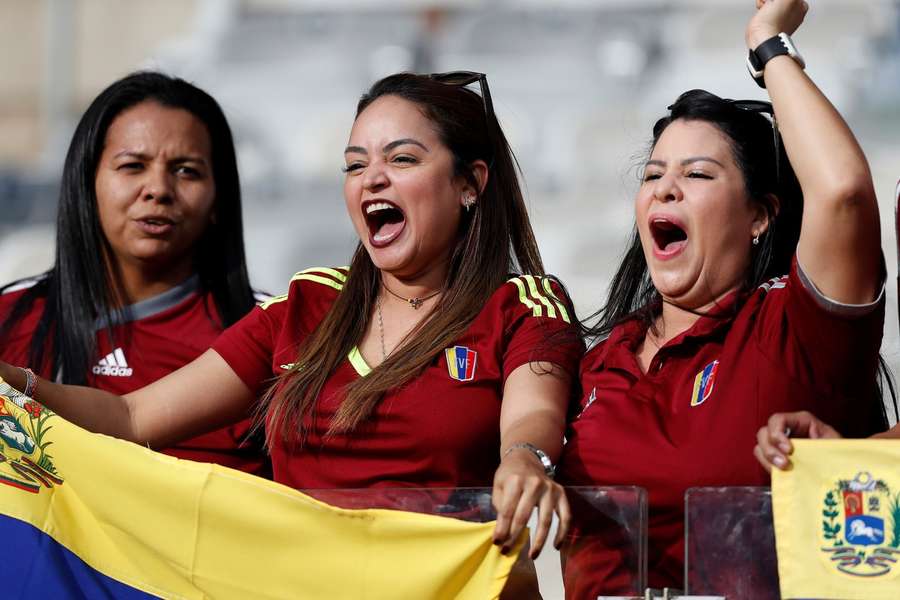 Venezuelskí fanúšikovia vo svojich národných farbách.
