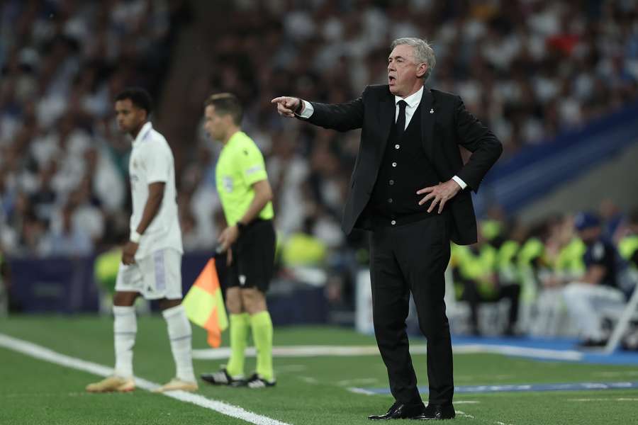 El entrenador del Real Madrid Carlo Ancelotti gesticula desde la línea de banda