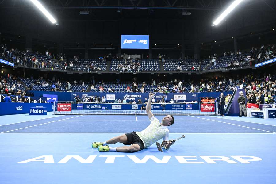 Roberto Bautista Agut met zijn trofee op de baan