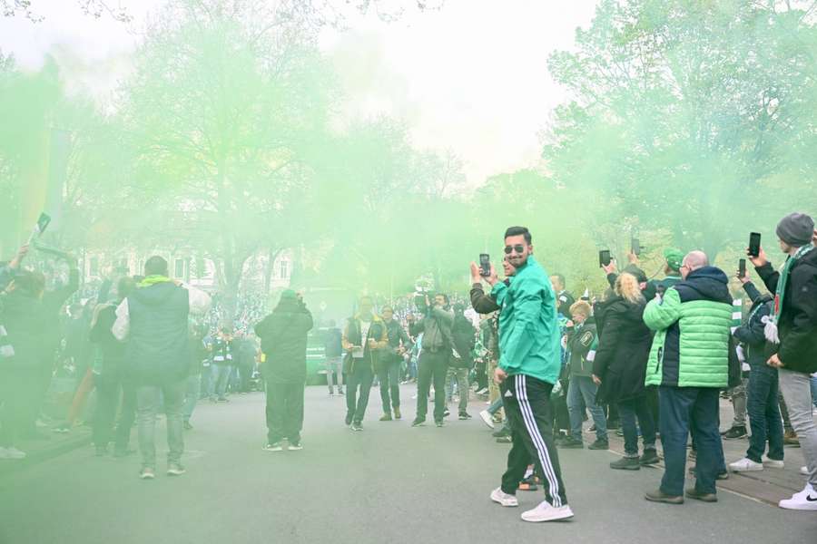 Bremen-Fans auf dem Weg ins Weserstadion