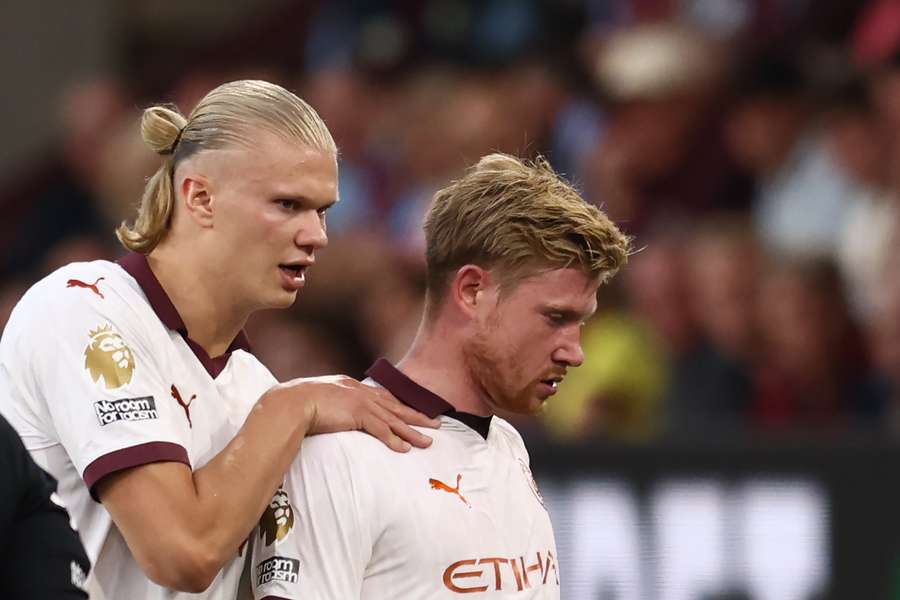 Erling Haaland troost zijn teamgenoot nadat deze noodgedwongen het veld moest verlaten tijdens de wedstrijd tegen Burnley