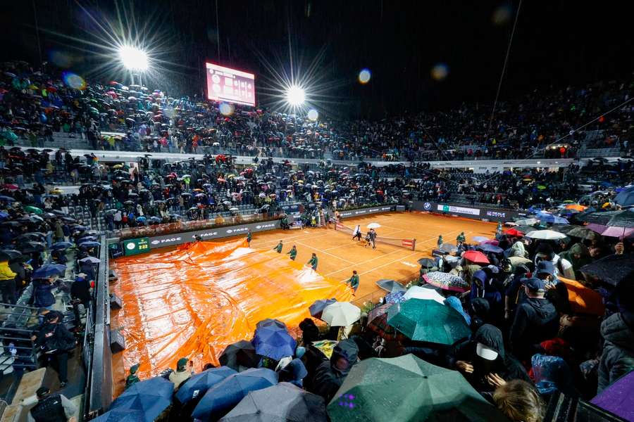 Utkání mezi Sinnerem a Medveděvem se bude dohrávat v sobotu.