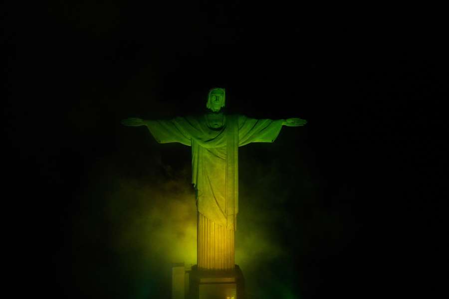 Do Cristo ao Maracanã, Rio de Janeiro lamenta a morte de Pelé