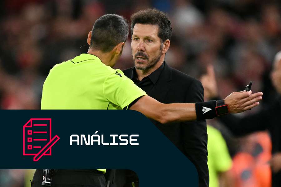 Diego Simeone foi expulso pelo árbitro durante o jogo da Liga dos Campeões entre o Liverpool e o Atlético de Madrid