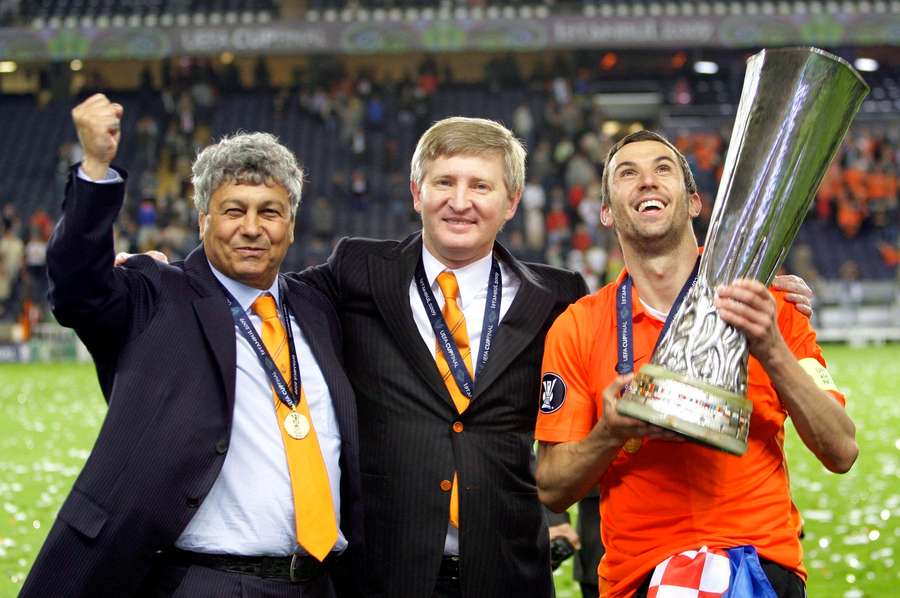 Mircea Lucescu, il proprietario Rinat Ahmetov e il capitano dello Shakhtar Darijo Srna con il trofeo della Coppa UEFA