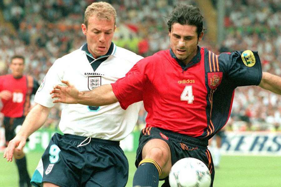 Alan Shearer y Rafa Alkorta en la Eurocopa de Inglaterra 1996