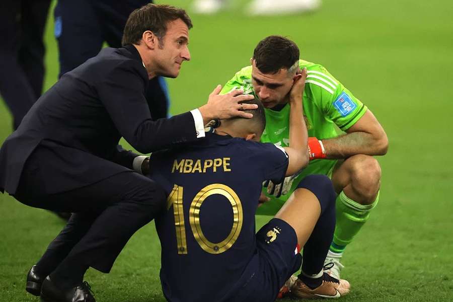 Emiliano Martínez com Mbappé e o presidente francês, Emmanuel Macron, na final do Mundial