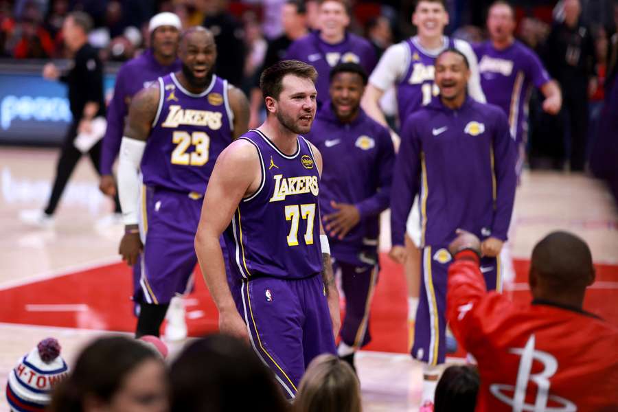 NBA: Doncic und James brillieren bei Lakers-Sieg – SGA hält Serie am Leben