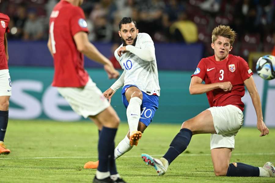 Rayan Cherki em destaque ao serviço dos sub-21 de França