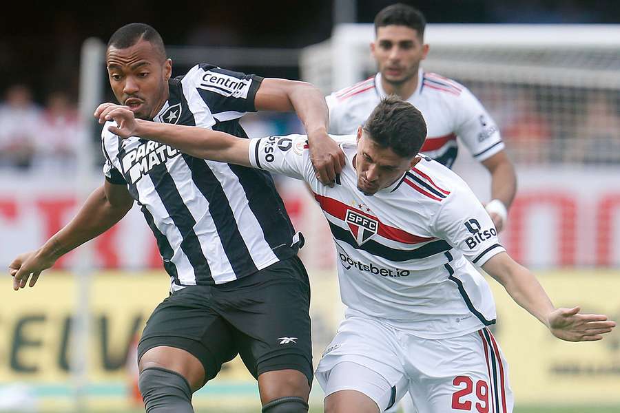 São Paulo e Botafogo fizeram jogo movimentado no Morumbi