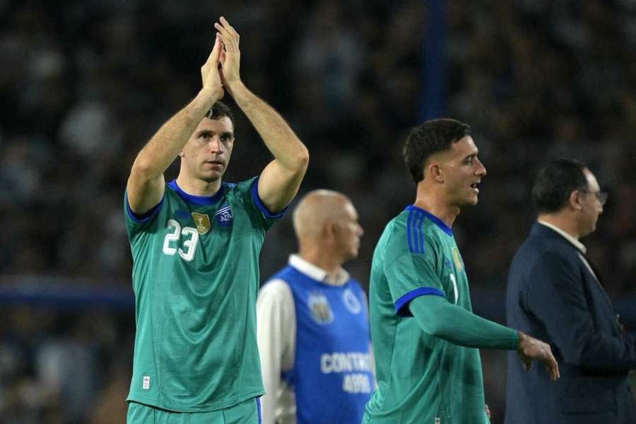 Juan Musso con el Dibu Martínez