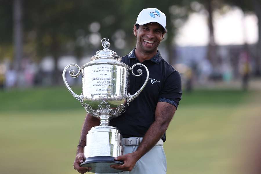 Rai s trofejí pro vítěze PGA Championship.