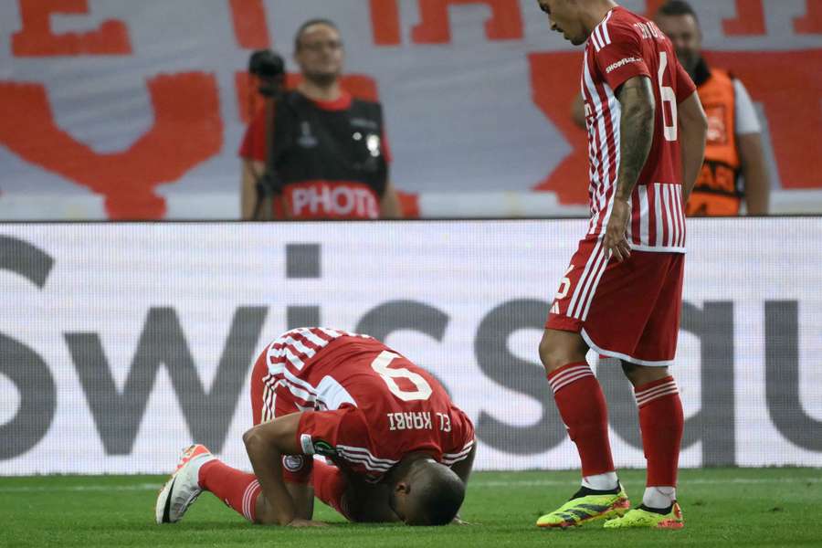 Den marokkanske angriber #09 Ayoub el-Kaabi (L) jubler efter at have scoret Olympiakos' første mål.