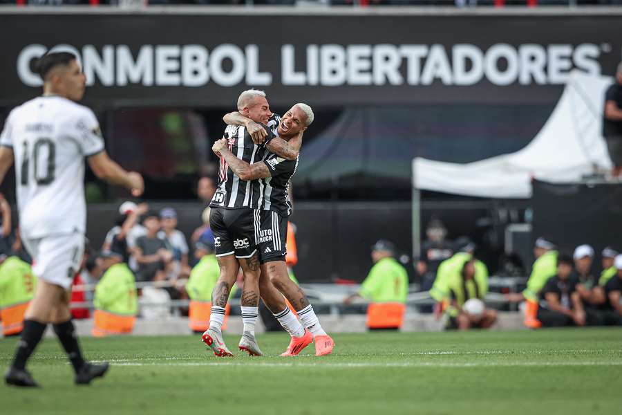 Vargas celebra com Deyverson após marcar no segundo tempo da final