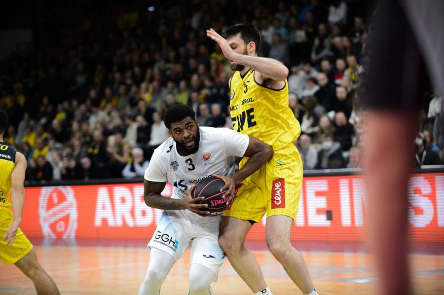 Oldenburg mit Tim Coleman (am Ball) setzte sich knapp durch