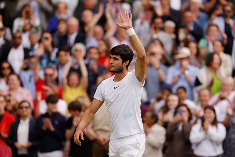 Carlos Alcaraz festeggia dopo la vittoria a Wimbledon