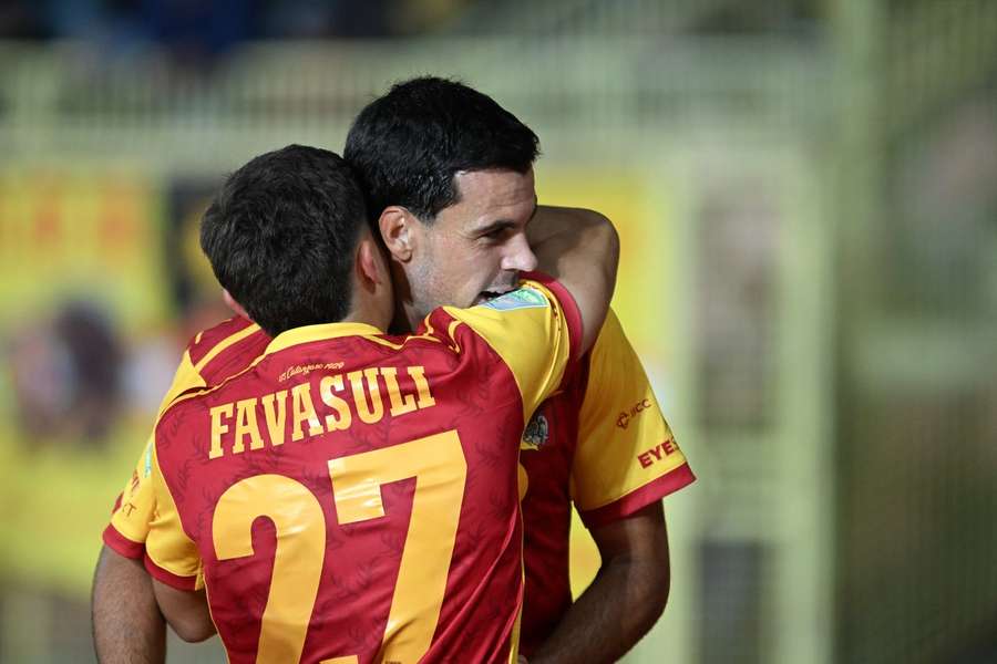 Simone Pontisso abbraccia Favasuli dopo il gol dell'1-0