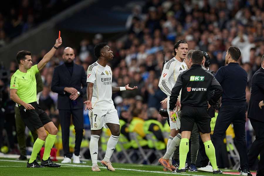 Carreras so svojím vylúčením nesúhlasil.