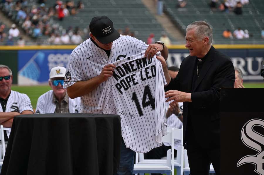 Tricou primit de Konerko din partea Papei Leon