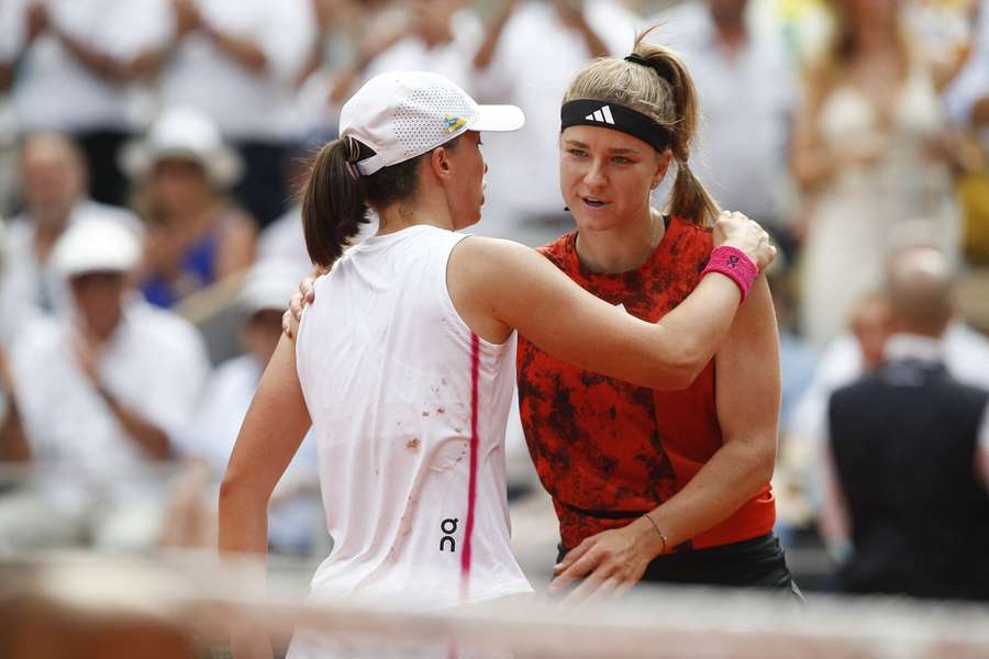 Iga Šwiateková a Karolína Muchová v Roland Garros 2023.