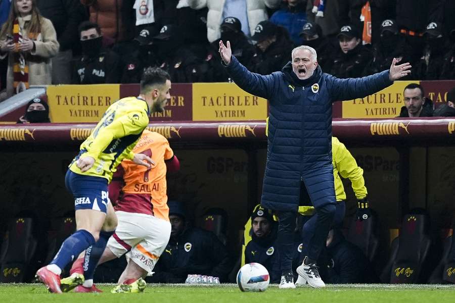 Mourinho et Fenerbahçe restent à 6 points de Galatasaray