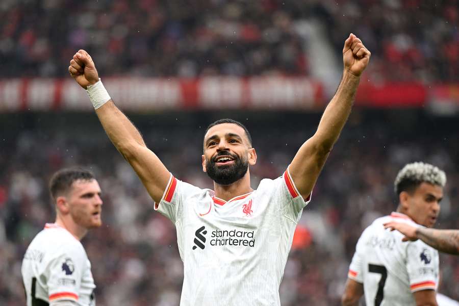 Salah fez um gol e deu duas assistências no passeio do Liverpool em Old Trafford