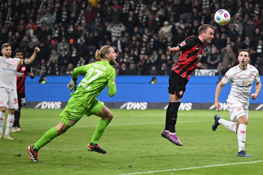 Mario Götze rozhodl prudkou hlavičkou o vítězství Frankfurtu nad Mohučí 1:0.