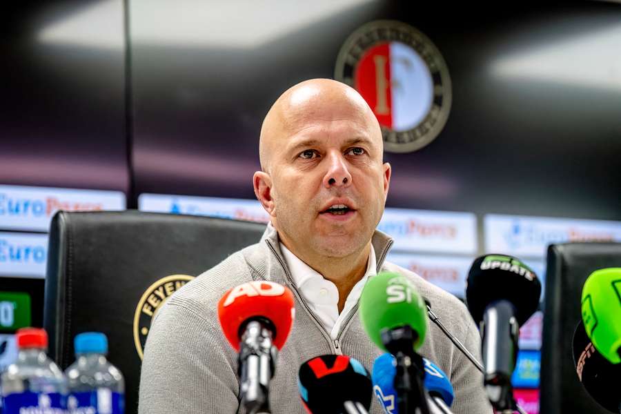 Feyenoord bereidt zich zonder Arne Slot voor op het duel tegen Vitesse van zondag