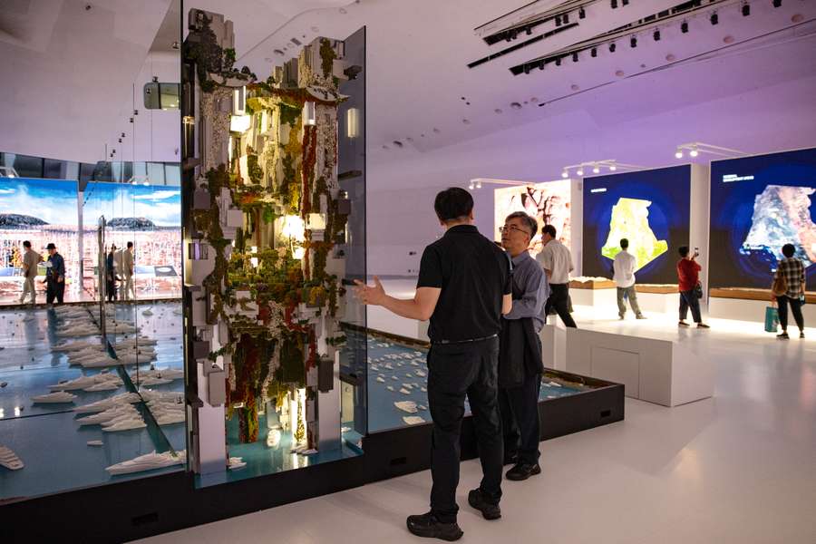 Visitantes observam uma sala de exposições em Seul que mostra o aspeto do NEOM