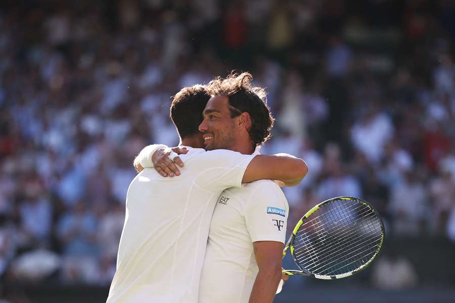 L'abbraccio tra Alcaraz e Fognini