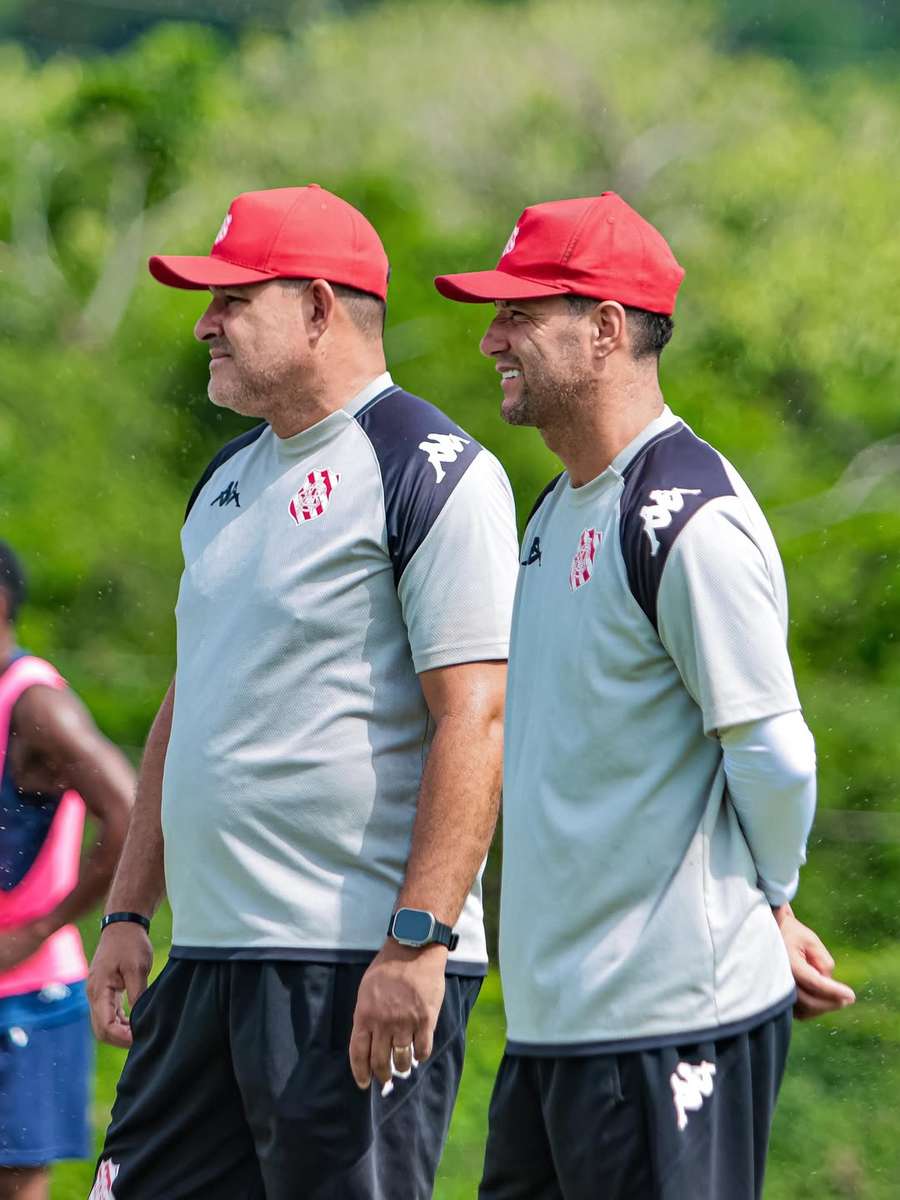 Thiago Neves e o técnico Flávio Tinoco em treino do Bangu Thiago Neves e o técnico Flávio Tinoco em treino do Bangu