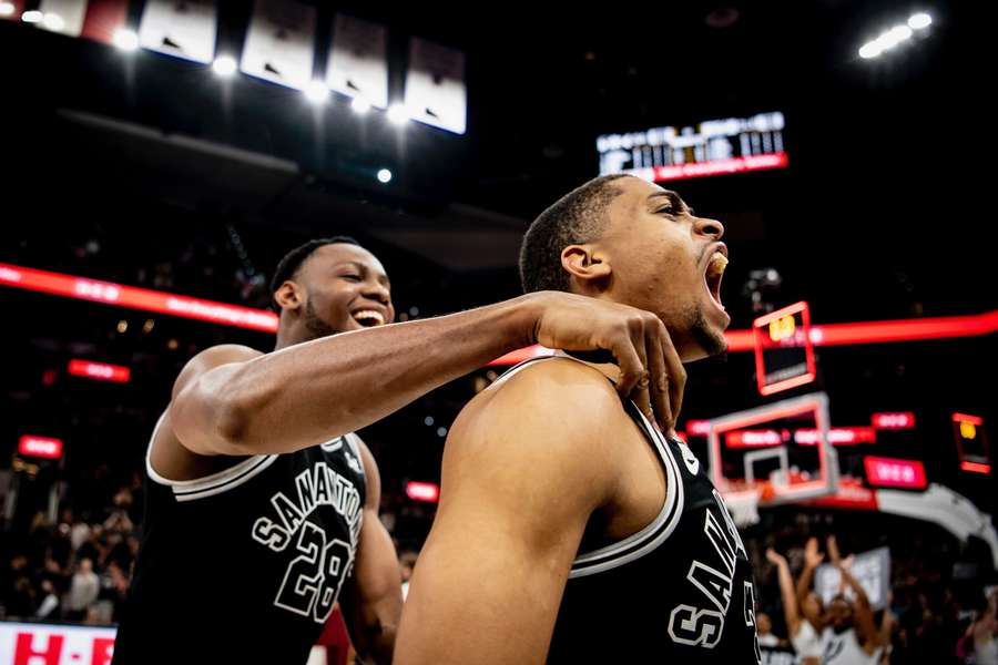 Os San Antonio Spurs venceram os Cleveland Cavaliers num final de loucos