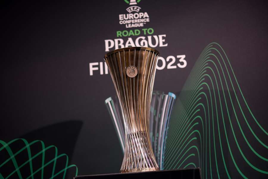 Pohár pro vítěze Konferenční ligy už je v Praze.