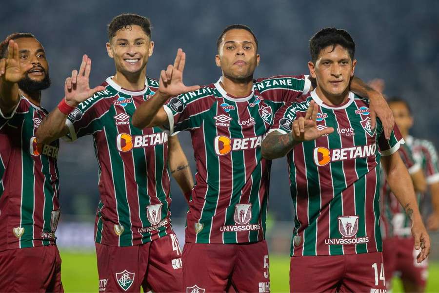 Fluminense comemora vaga com espetáculo de Cano