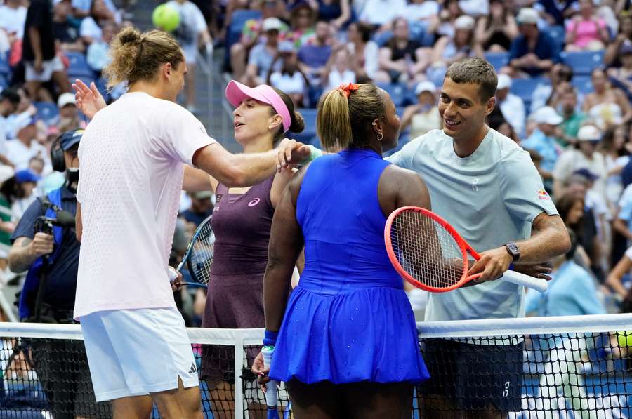 Cobolli e Bencic salutano Zverev e Townsend